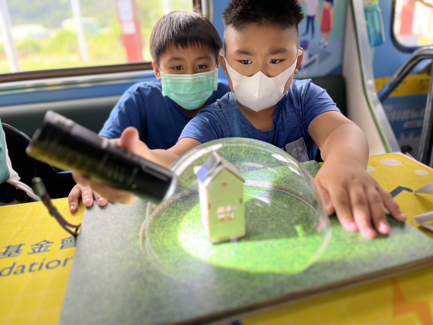 人生就是搏參與基礎科學主題車廂，以STEAM教學精神，設計「逐日科學家」、「太陽能工程師」以及「淨零建築師」三大能源科普課程和實驗